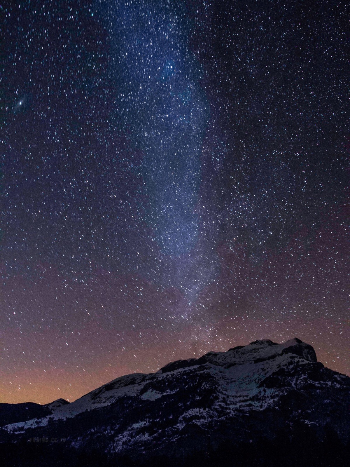 Peña Forca con la Vía Láctea y la constelación de Andrómeda